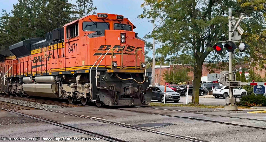 BNSF 8471 Clears SR 60.